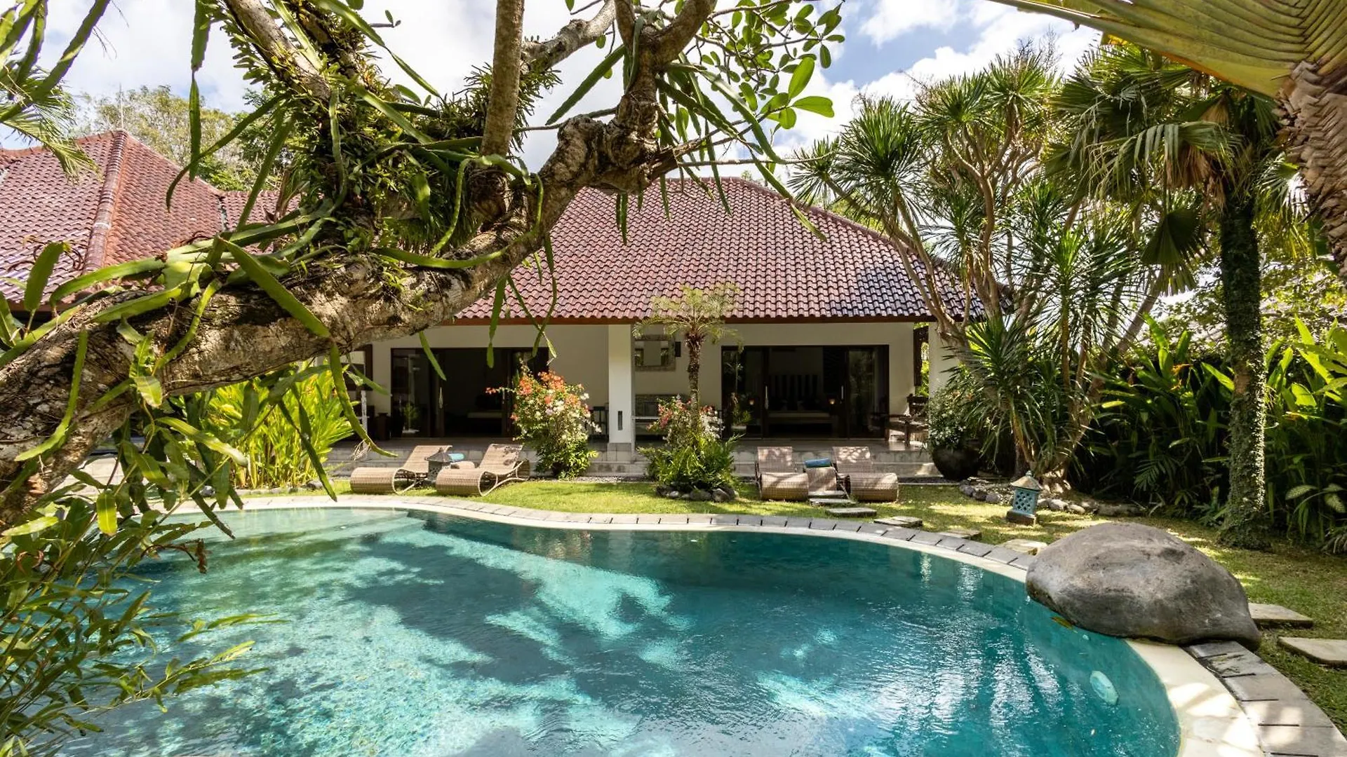 Villa Relaxing Tropical Oasis Nestled Between Canggu & Seminyak